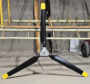 3× Props zu verkaufen 1× 2 Meter Dunkler Holzpropeller grundüberholt, einsatzbereit, 1000